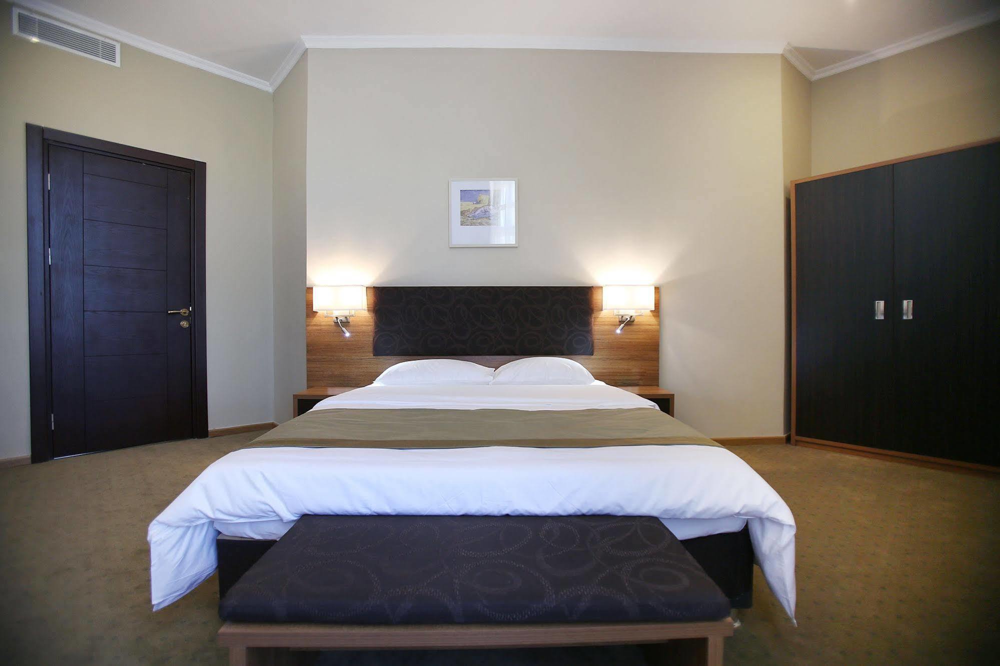 Tskaltubo Plaza Hotel Экстерьер фото